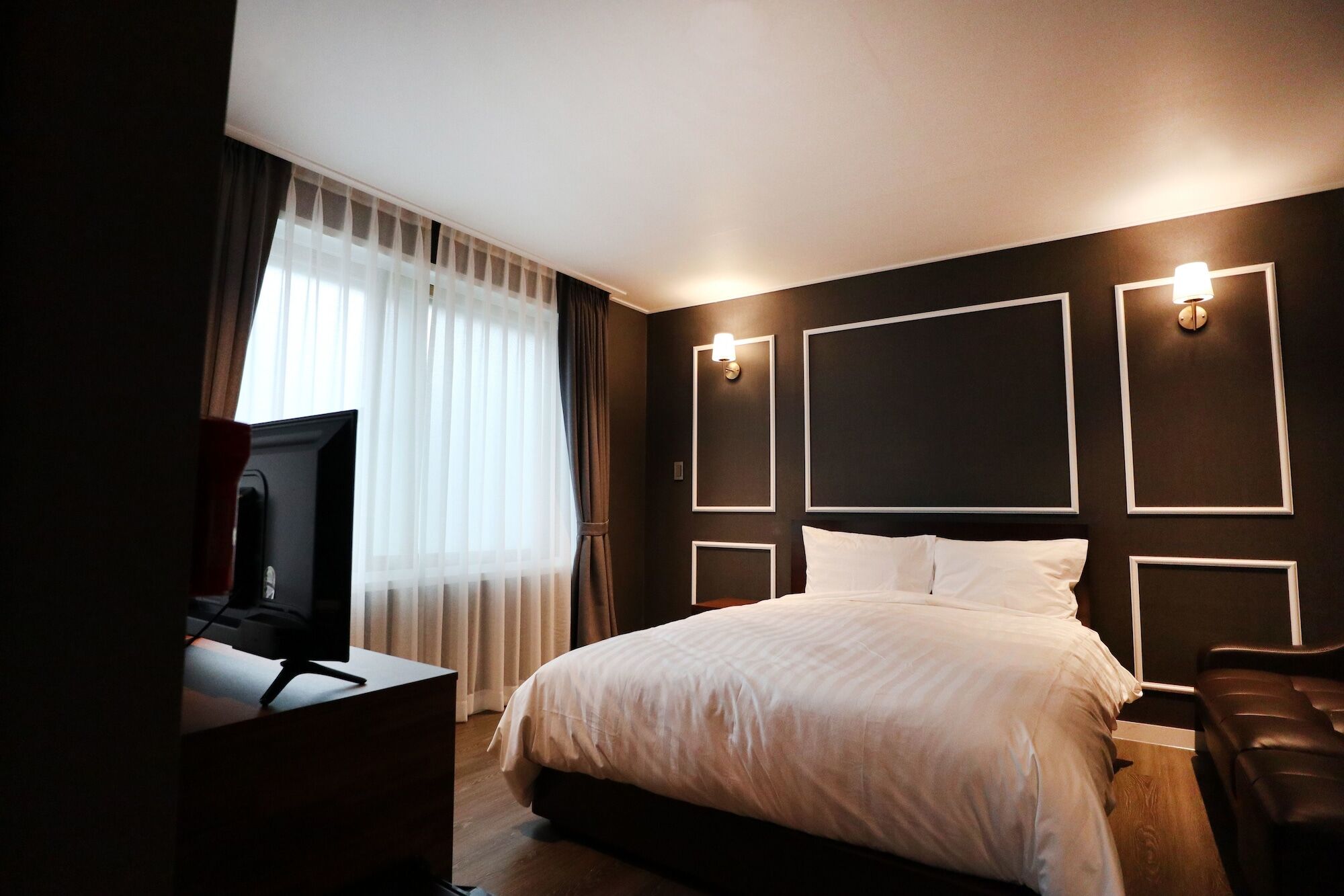 Butler: Lee - Caters To Women Hotel